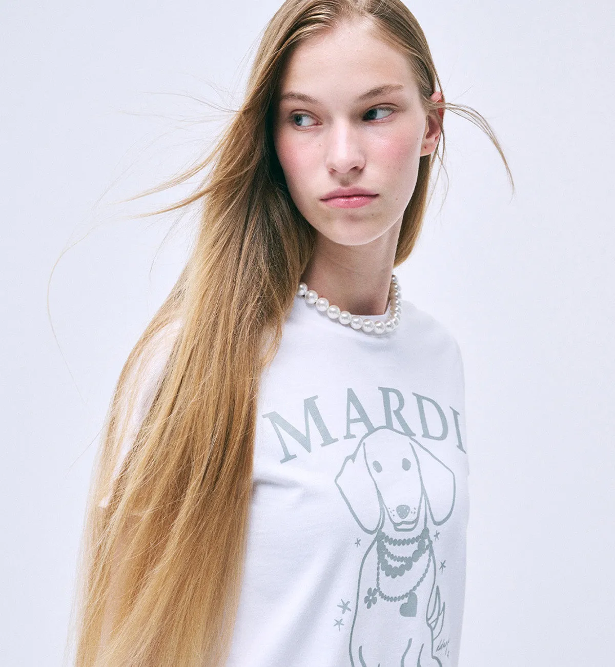 Mardi Mercredi Swing The Tail DDANJI Pearl Necklace Slim T-Shirt (White Lightgrey)